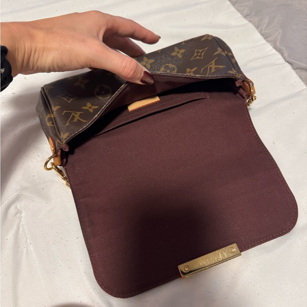 Louis Vuitton Monogram Clutch with Gold Chain - Picture 3 of 9